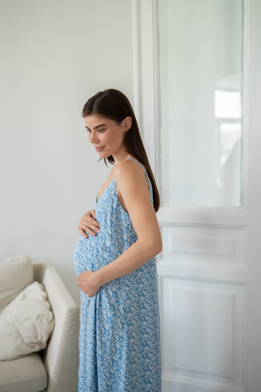 Платье-комбинация с разрезом для беременных и кормящих мам - голубой с веточками - 8