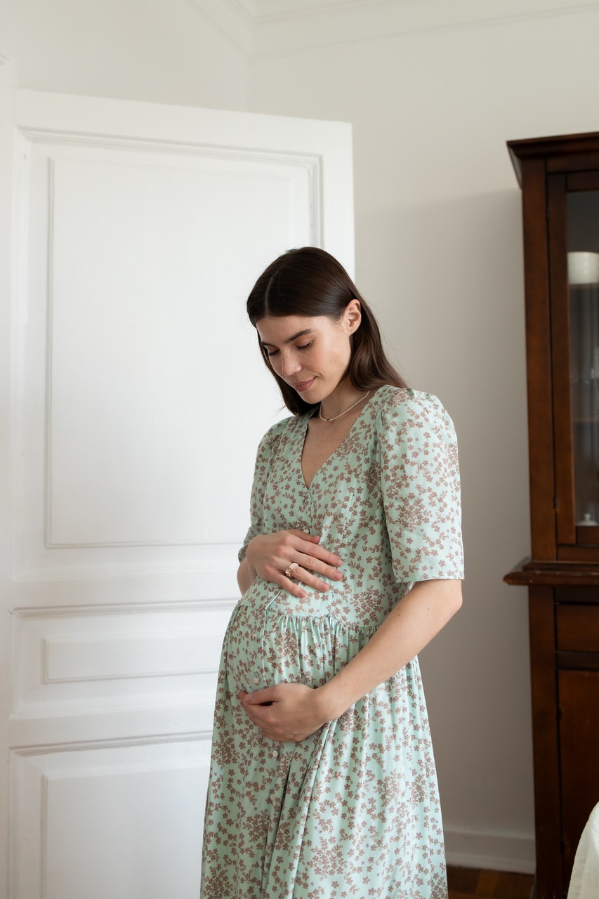 Платье Шарлотта миди из штапеля для беременных и кормящих мам - мятный с цветами - 9