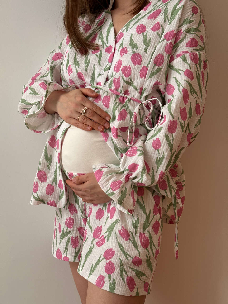 Костюм для дома с шортами для беременных и кормящих - айвори с тюльпанами