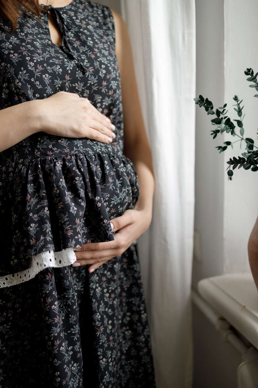 Платье Paulina для беременных и кормящих мам - черный с цветами - 9