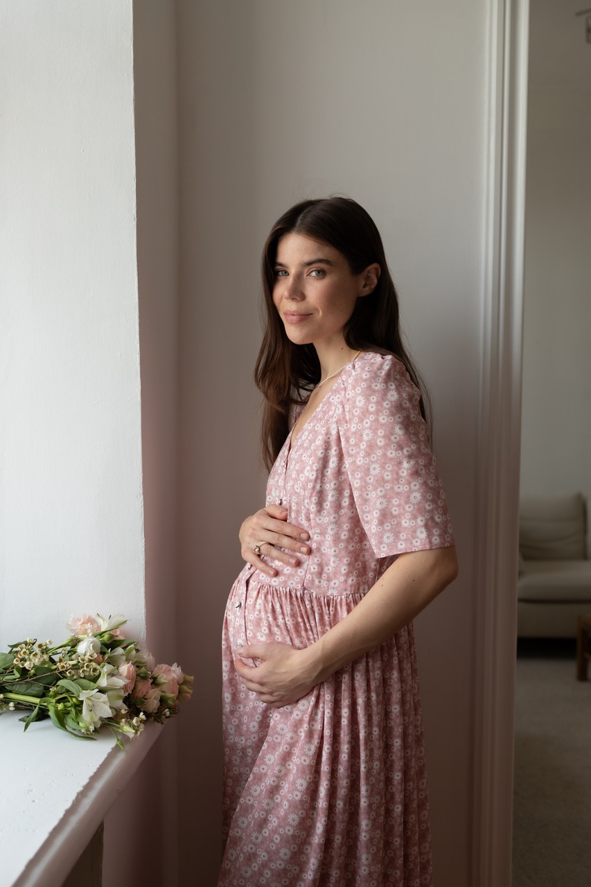 Платье Шарлотта миди из штапеля для беременных и кормящих мам - розовый с цветами - 6