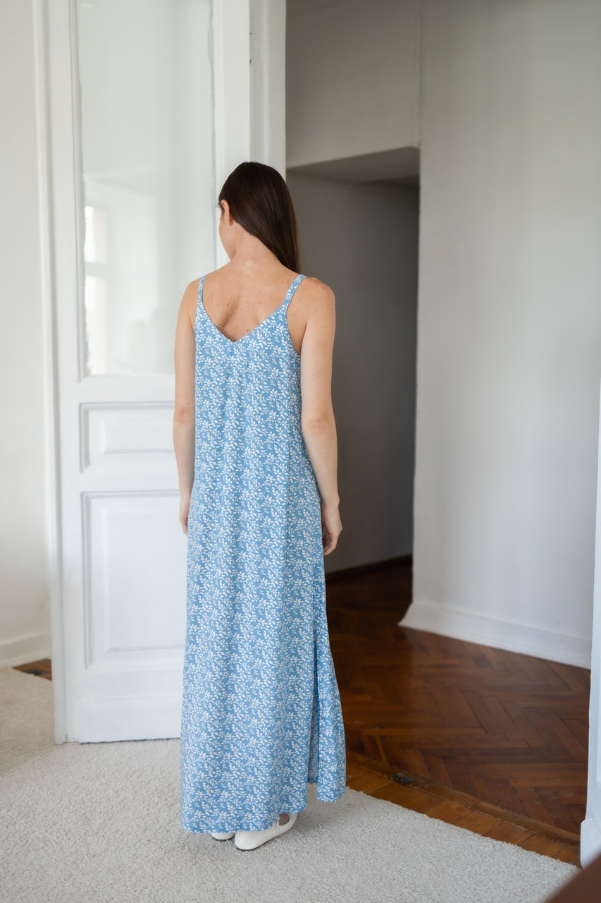 Платье-комбинация с разрезом - голубой с веточками - 5
