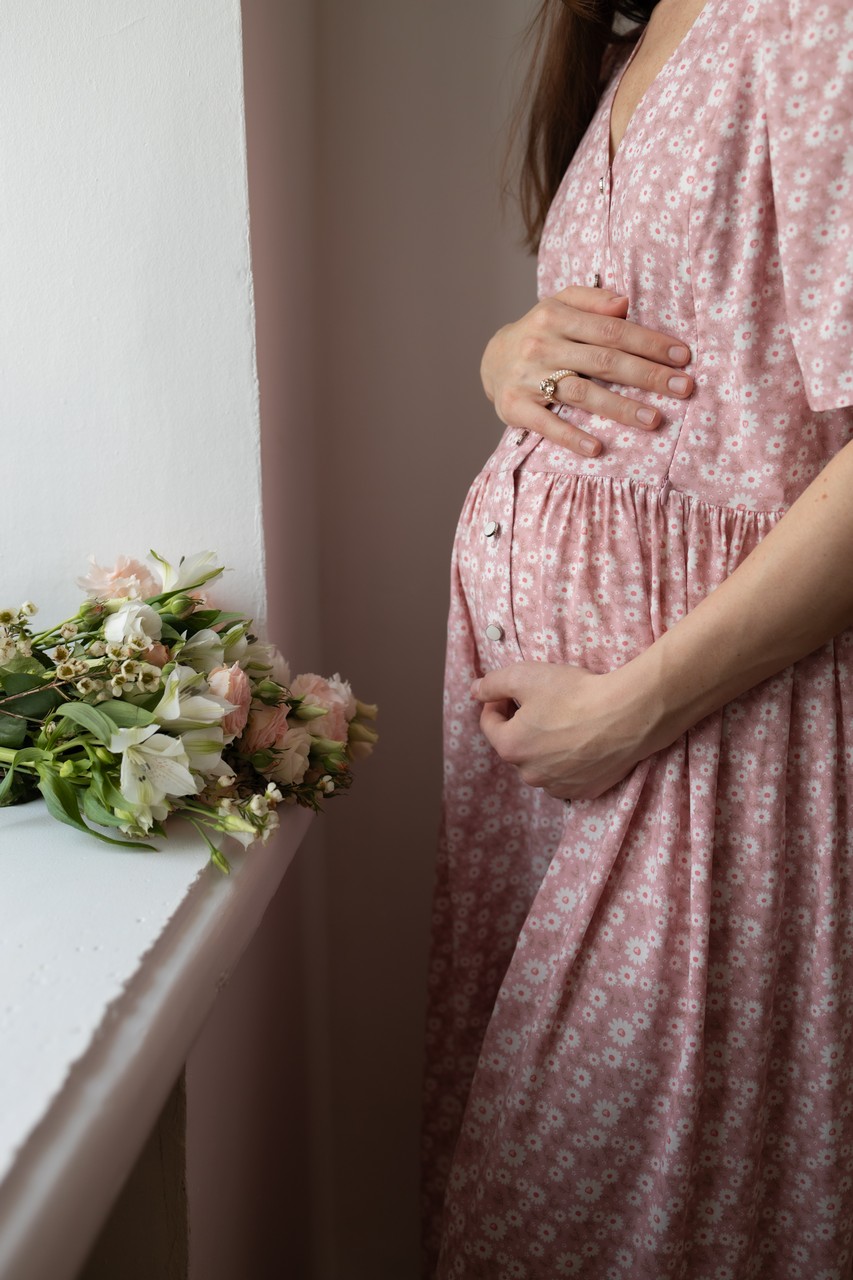 Платье Шарлотта миди из штапеля для беременных и кормящих мам - розовый с цветами - 5
