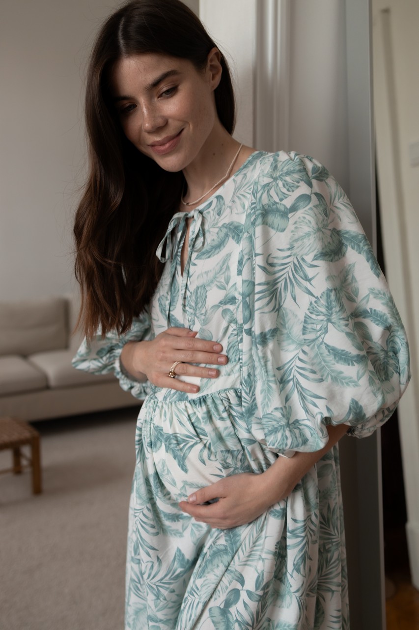 Платье Мари для беременных и кормящих мам - белый с монстерой - 9
