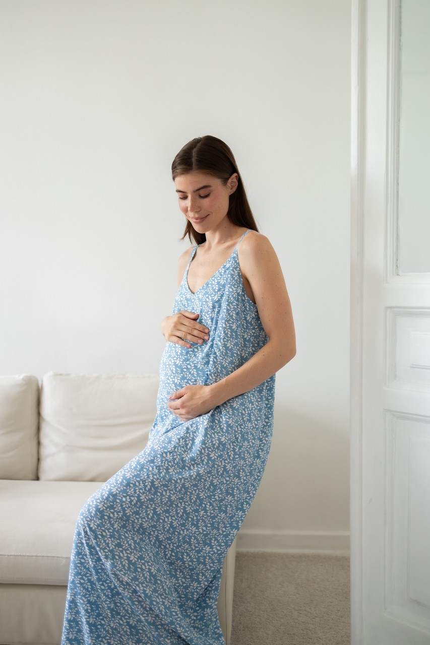 Платье-комбинация с разрезом для беременных и кормящих мам - голубой с веточками - 5