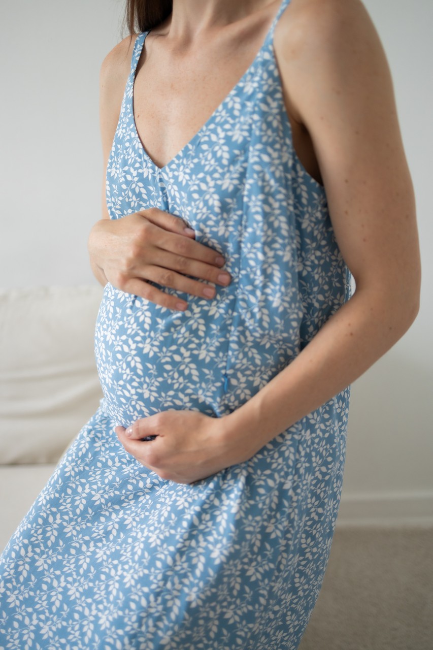 Платье-комбинация миди с разрезом для беременных и кормящих - голубой с веточками - 2