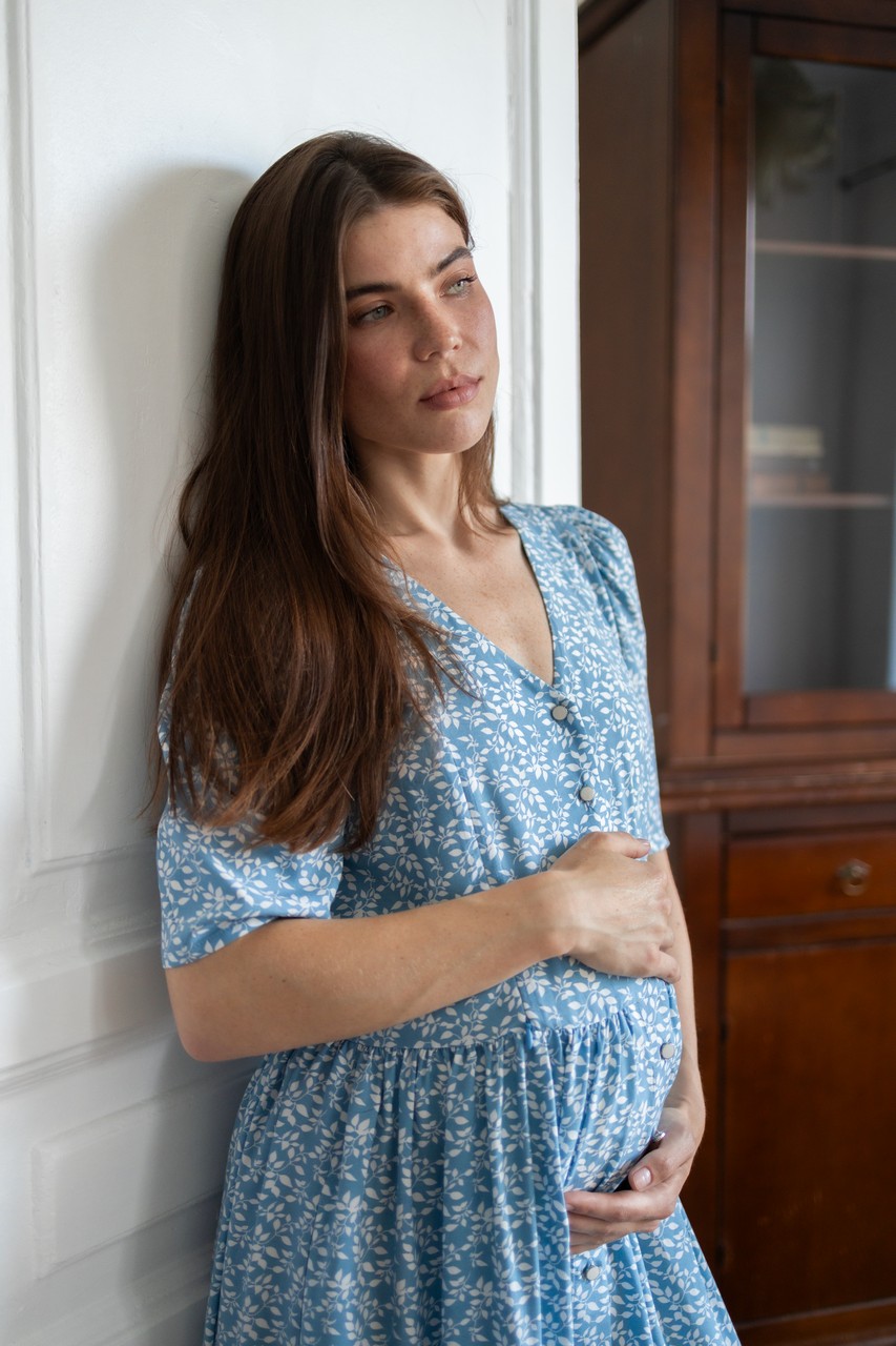 Платье Шарлотта миди из штапеля для беременных и кормящих мам - голубой с веточками - 1