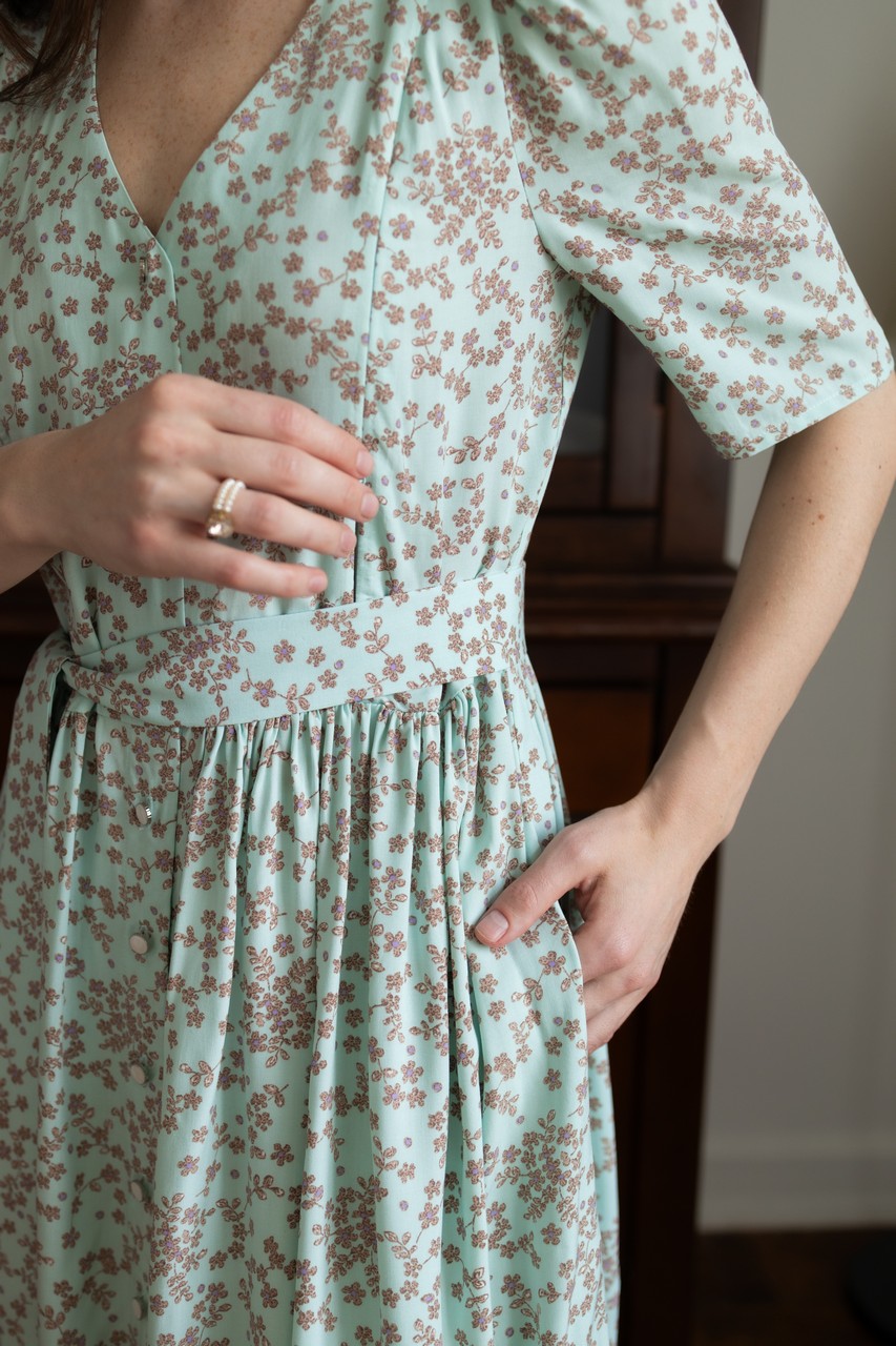 Платье Шарлотта миди из штапеля для беременных и кормящих мам - мятный с цветами