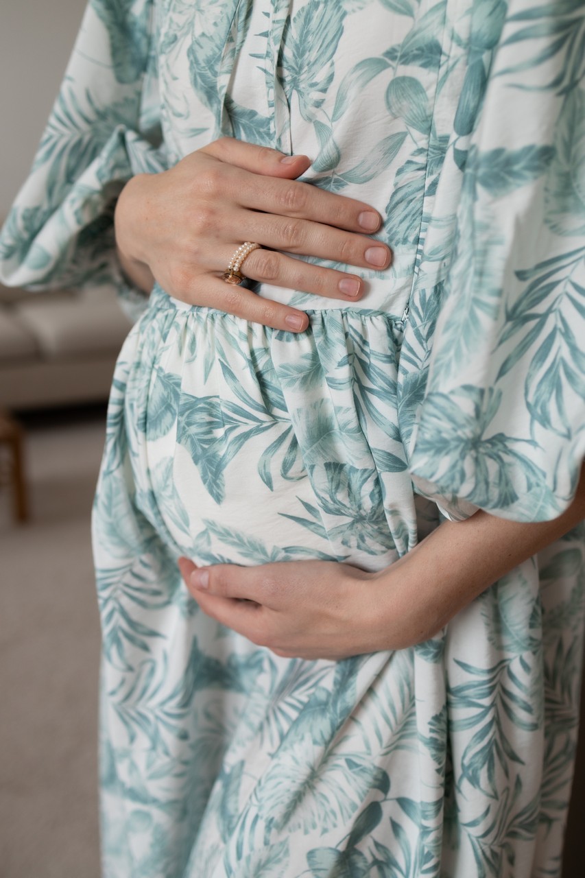Платье Мари для беременных и кормящих мам - белый с монстерой - 10