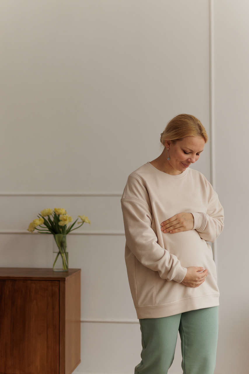 Свитшот оверсайз премиум с молниями на рукавах для беременных и кормящих мам - бежевый - 5