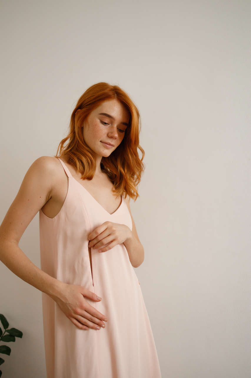 Платье-комбинация с разрезом для беременных и кормящих - нежно-розовый - 2