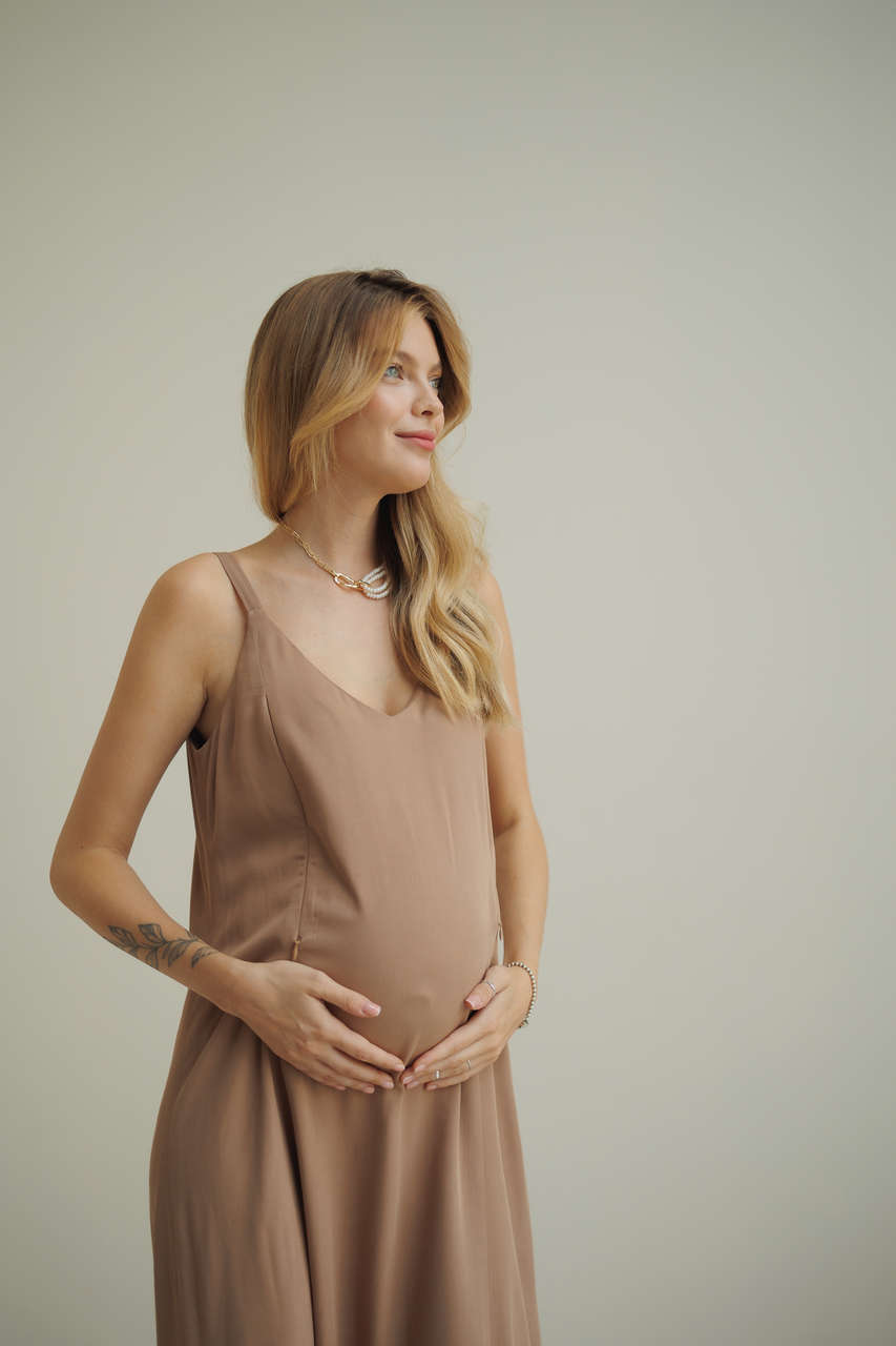 Платье-комбинация с разрезом для беременных и кормящих - темно-бежевый - 2
