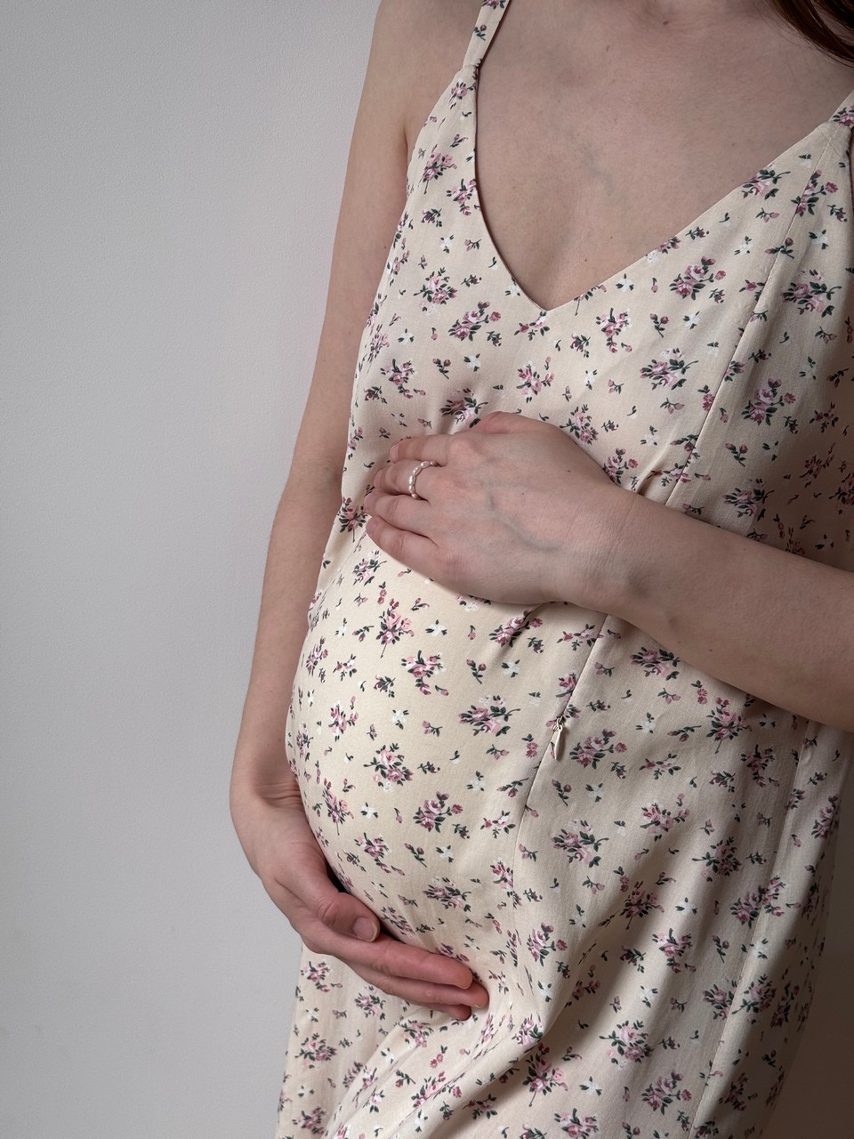 Платье-комбинация миди с разрезом для беременных и кормящих - кремовый с цветами - 6