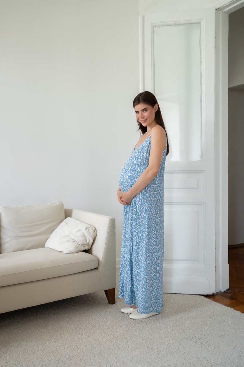 Платье-комбинация с разрезом для беременных и кормящих мам - голубой с веточками - 9