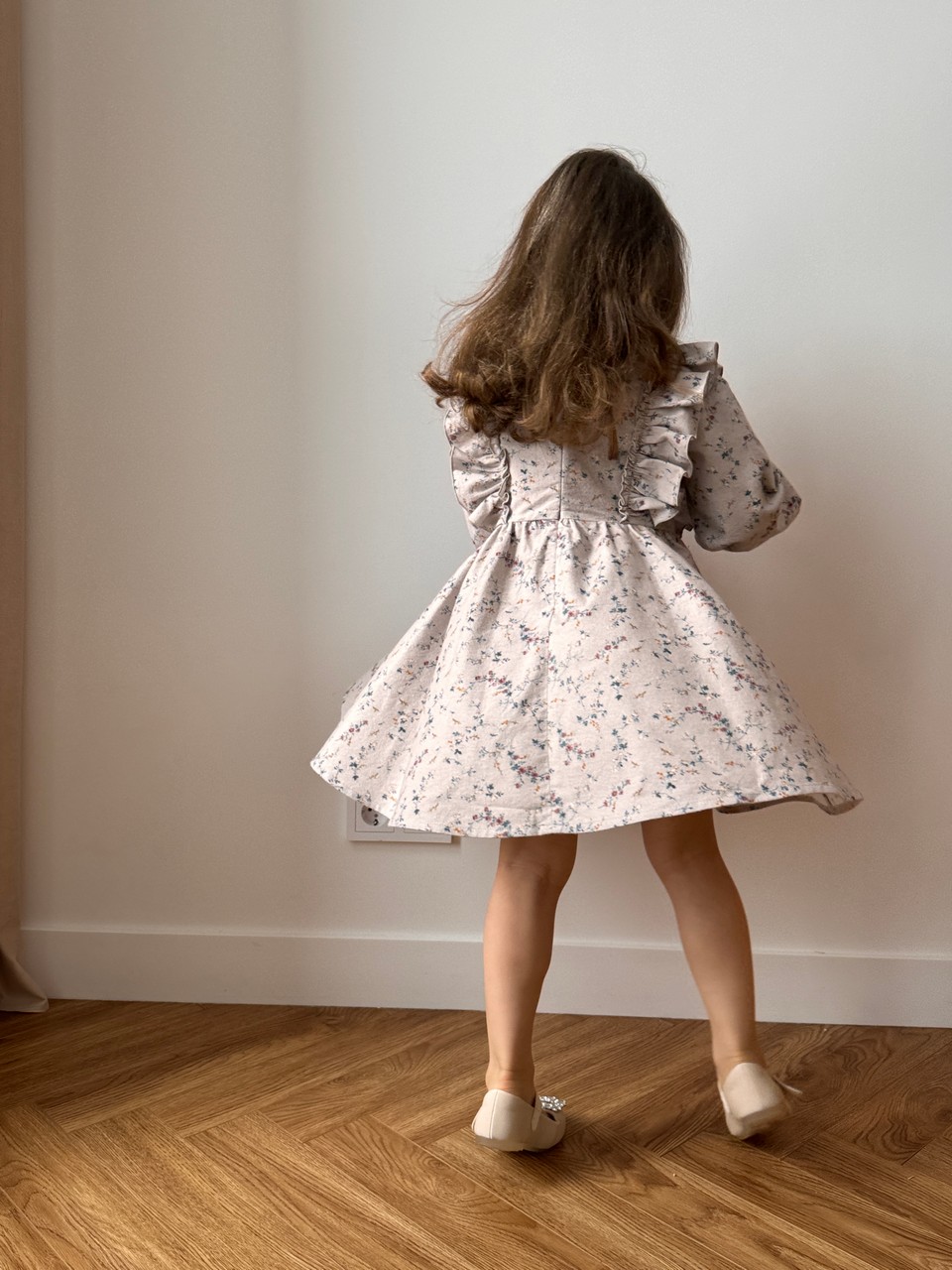 Платье для девочки Рюши из фланели - жемчужный с цветами
