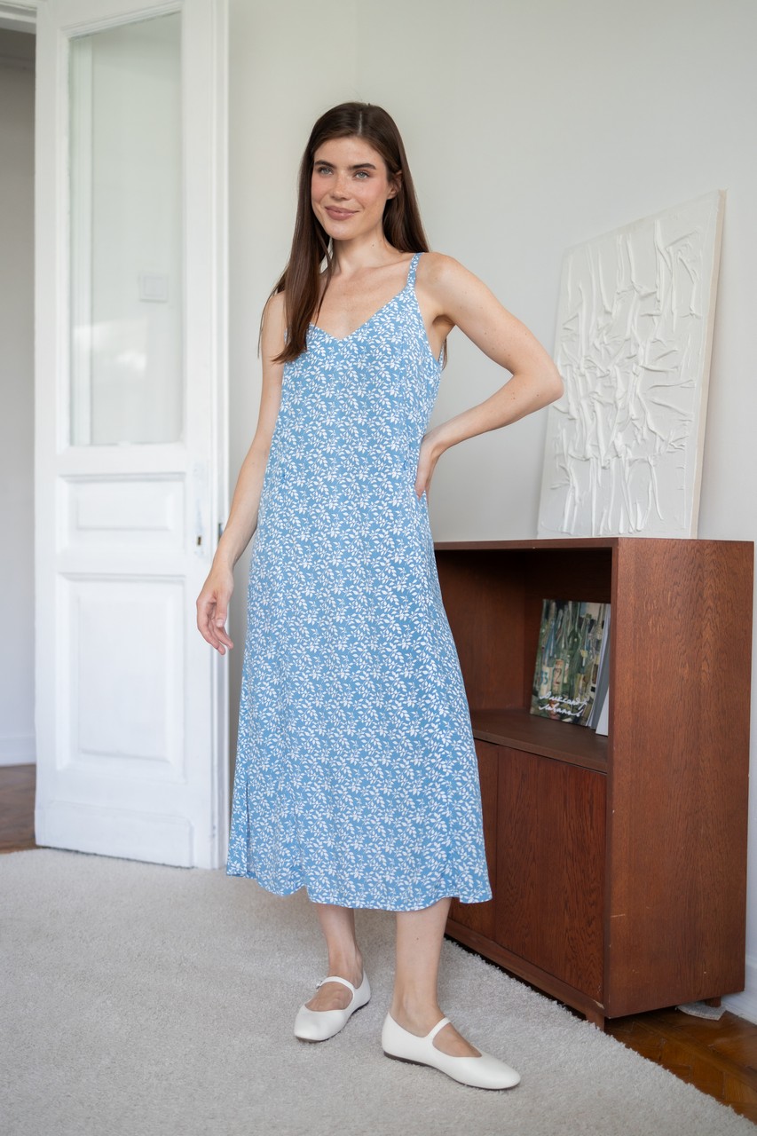 Платье-комбинация миди с разрезом для беременных и кормящих - голубой с веточками - 6