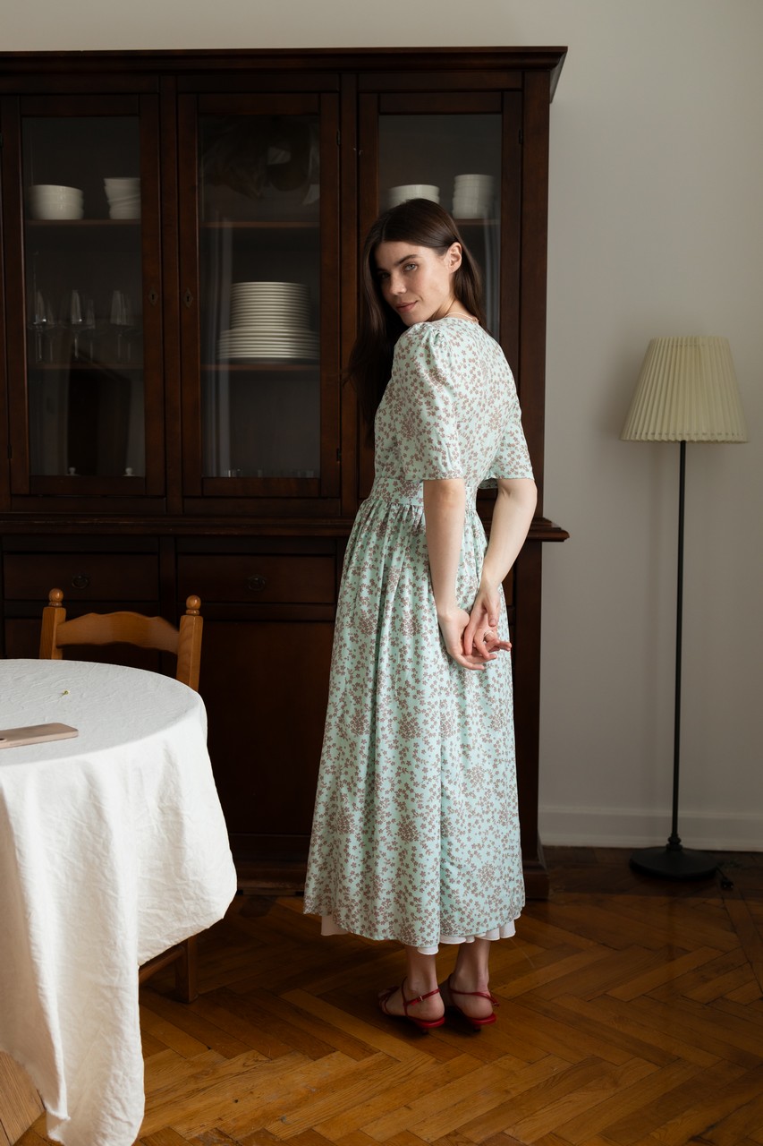 Платье Шарлотта миди из штапеля для беременных и кормящих мам - мятный с цветами