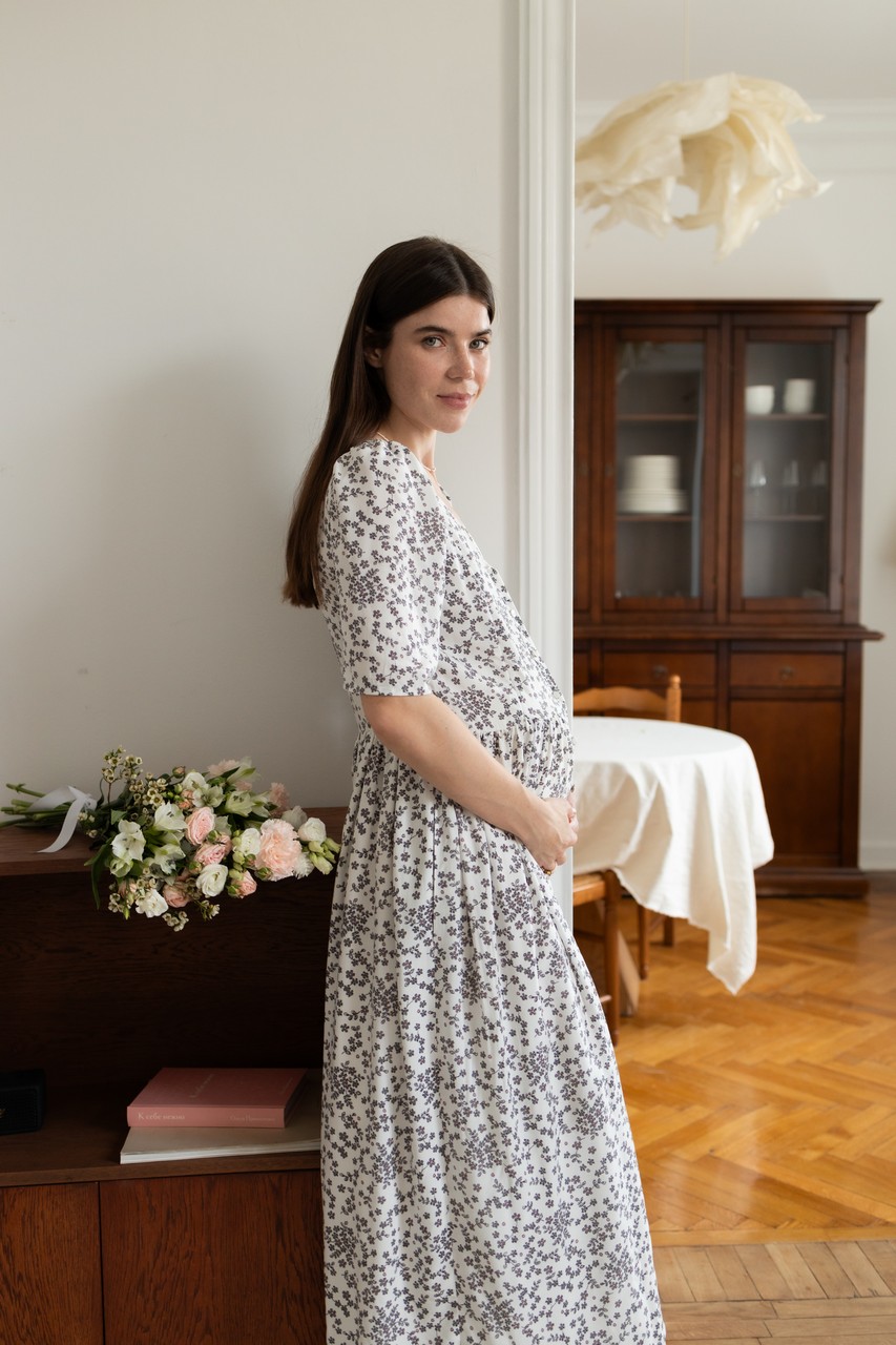 Платье Шарлотта миди из штапеля для беременных и кормящих мам - айвори с цветами - 6