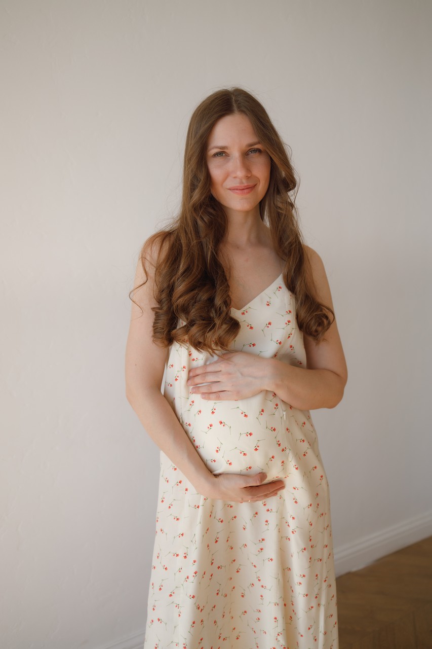 Платье-комбинация с разрезом для беременных и кормящих - кремовый с гвоздиками - 5