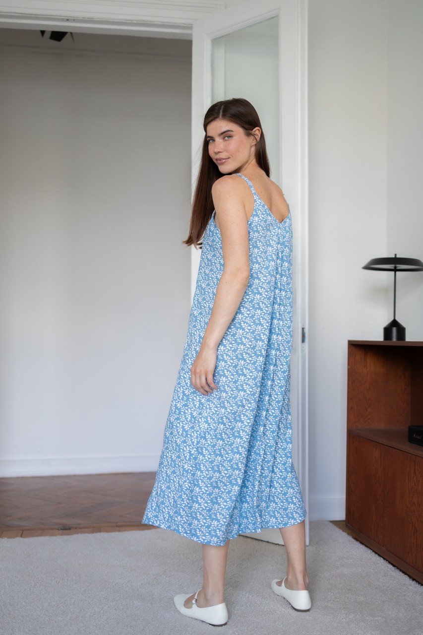 Платье-комбинация миди с разрезом для беременных и кормящих - голубой с веточками - 7