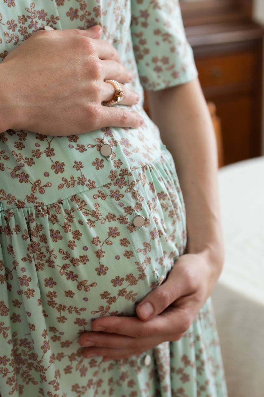 Платье Шарлотта миди из штапеля для беременных и кормящих мам - мятный с цветами - 11