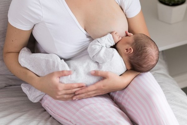 Правильный захват позволить наладить комфортное ГВ с первых дней жизни малыша