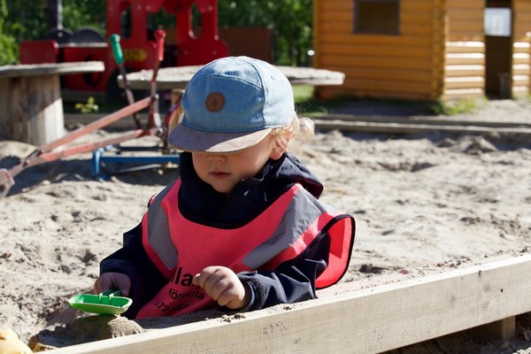 Мальчик играет в песочнице