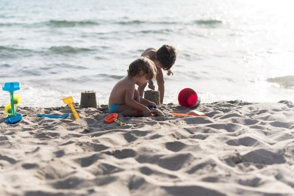 На фото – дети играют на пляже
